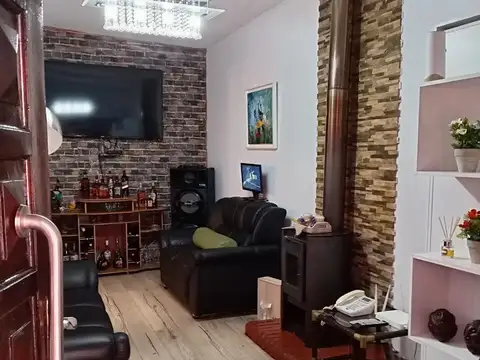 Casa 7 ambientes con 2 baños