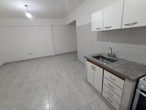 Departamento de dos ambientes c/frente con patio