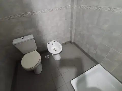 Departamento de dos ambientes c/frente con patio