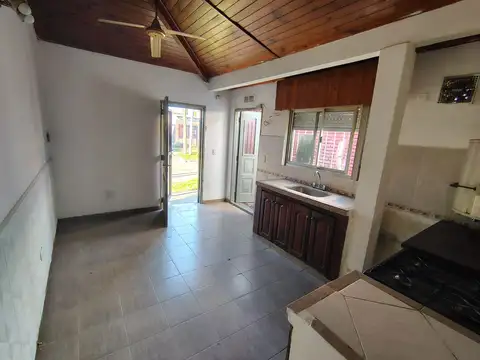 Casa 4 ambientes con 2 baños