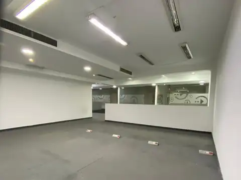 Oficina en Belgrano C proximo a varios medios de transporte