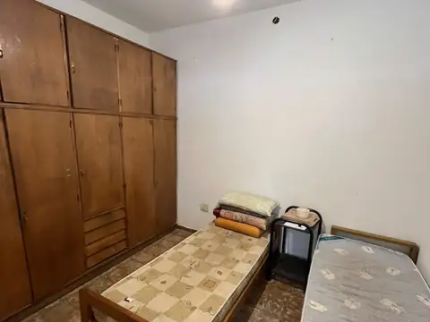 VENTA CASA 3 AMBIENTES CON GARAJE Y DEPARTAMENTO 3 AMBIENTES AL FONDO. LA TABLADA