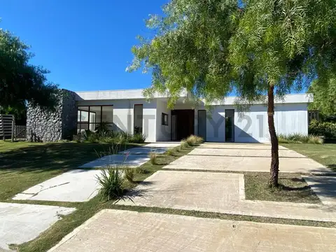 CASA MINIMALISTA CON PILETA