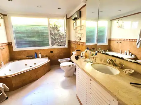 Casa en Venta con 4 cocheras