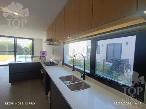 Casa 6 ambientes con 2 baños