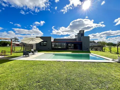 Casa en venta 3 dorm + piscina + parrilla galeria luminosa y espaciosa