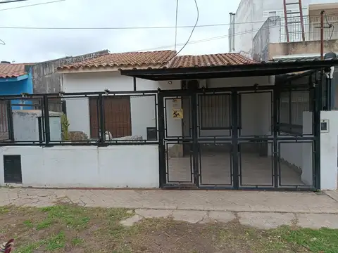 Casa tipo chalet 2 dormitorios con patio, cochera y galería | Barrio Las Heras