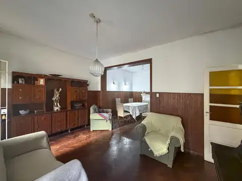 Casa de 3/4 dormitorios al frente con cochera o terreno centrico