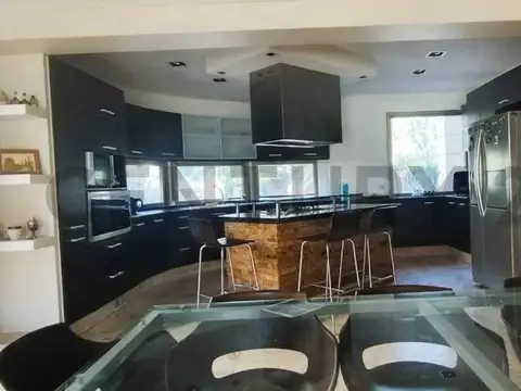 Casa 9 ambientes con 7 baños