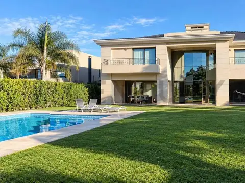 Casa en Venta con 3 cocheras