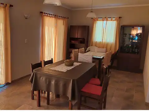 Casa en Alquiler con 2 cocheras