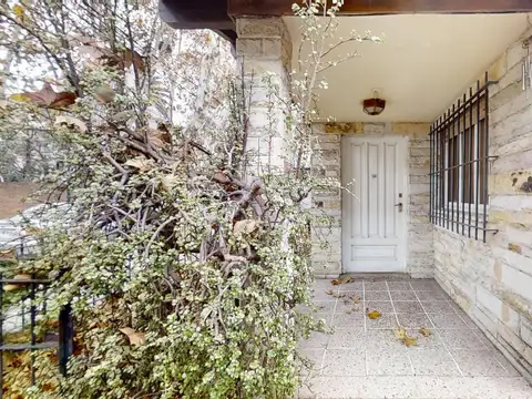 Casa en Venta de 3 Ambientes en Martinez con Jardín y Cochera