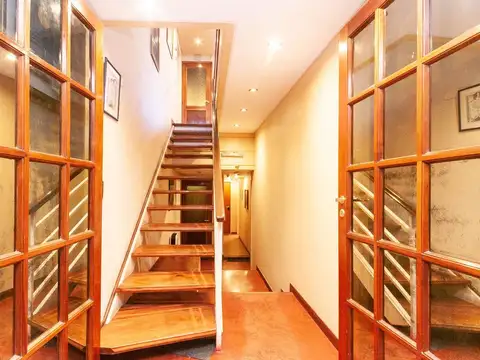 IMPONENTE CASA 3 PLANTAS C/ ASCENSOR Y DPTO INDEP