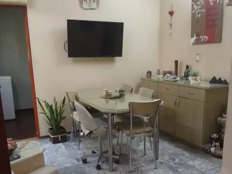 Vivienda con Local al Frente.