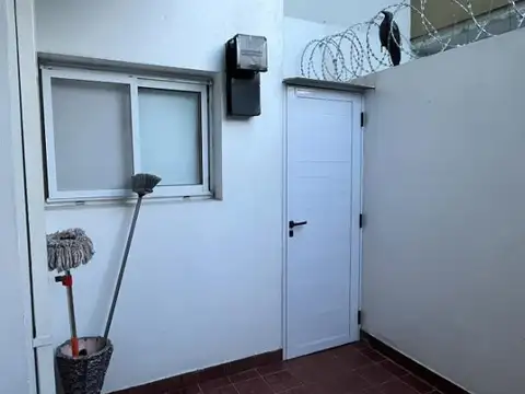 EXCELENTE DEPARTAMENTO DOS AMBIENTES AV. MITRE CON PATIO