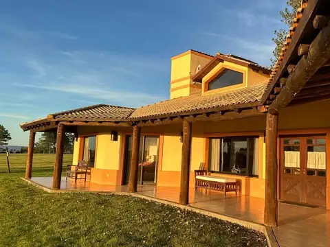 VENTA CASA 4 DORMITORIOS EN B° CERRADO EL QUIJOTE LA BARRA