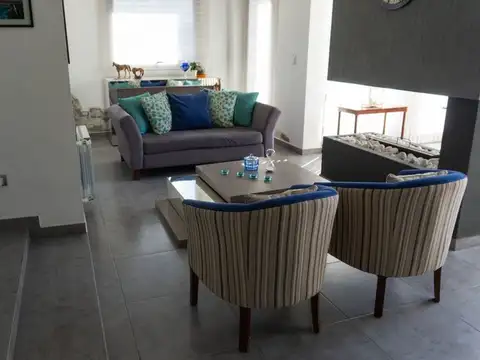 Casa 7 ambientes con 3 baños