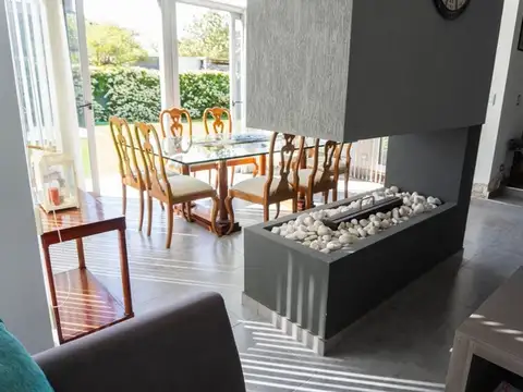 Casa en Venta con 2 cocheras