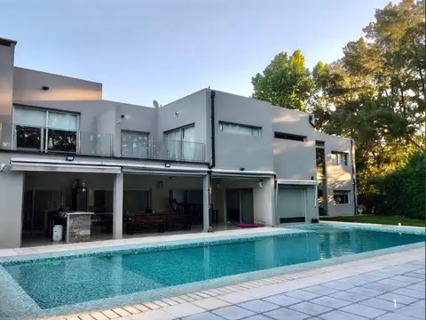 Casa De Lujo ~700 M² Con Pileta, Cine Y Jacuzzi