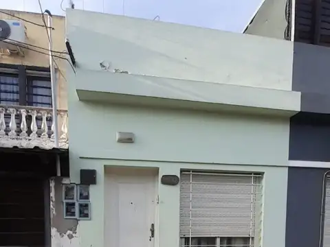 Departamento tipo casa de 1 ambiente con patio