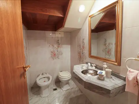 VENTA OLIVOS TRIPLEX 5 AMB 2 BAÑOS JARDIN PARRILLA