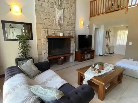 Casa 6 ambientes con 2 baños