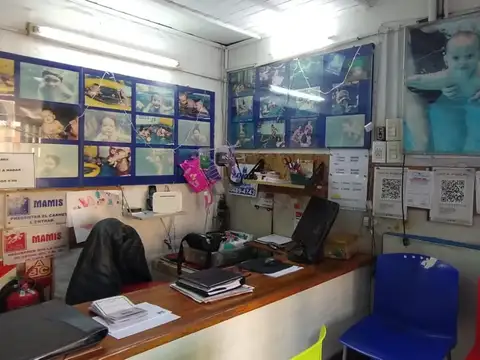 Excelente  local con pileta para niños
