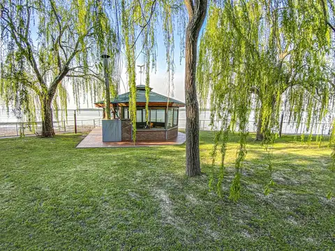 Mega casa de 5 dormitorios con 1.000m² sobre la barranca del río