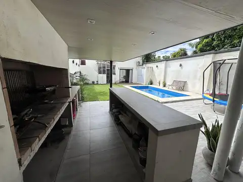 Casa 6 ambientes con 2 baños