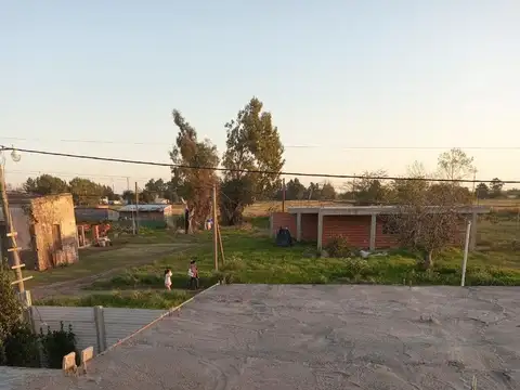 Casa a terminar en calle 35  e/ 163 y 164 sobre lote de 12 x 37.  Acepta auto como parte de pago.