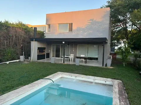 Casa 5 ambientes con 3 baños