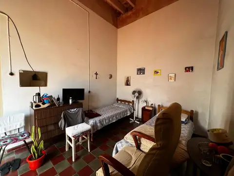 CASA ANTIGUA CENTRICA EN VENTA 8 AMBIENTES
