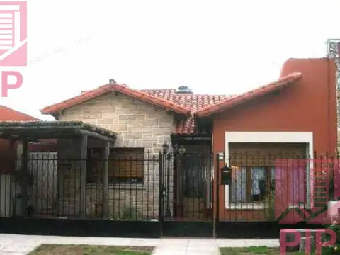 CASA SOBRE LOTE PROPIO DE 10X25 EN VENTA 