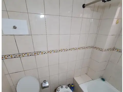 Dto 2 ambientes lateral sobre avenida