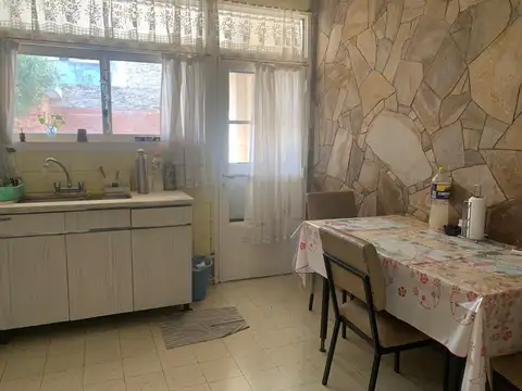 Venta casa 3 dormitorios, cochera, jardín y pileta - ARROYITO