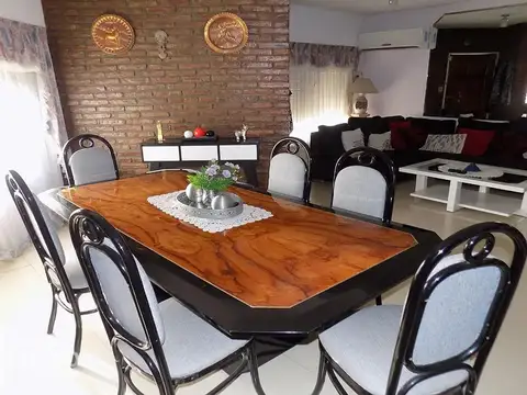 Casa en Alquiler con 2 cocheras