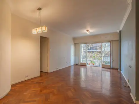 Venta. Semipiso Tres ambientes con dependencia balcón al frente. Belgrano
