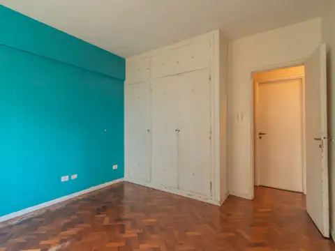 Venta. Semipiso Tres ambientes con dependencia balcón al frente. Belgrano