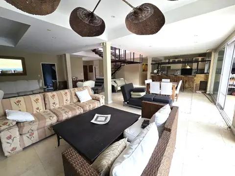 Alquiler Imponente casa 5 ambientes sobre lote de 800 m2 con la mejor vista al Golf