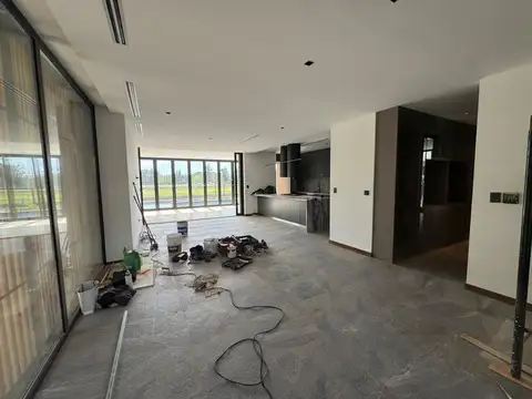 Casa 6 ambientes con 5 baños