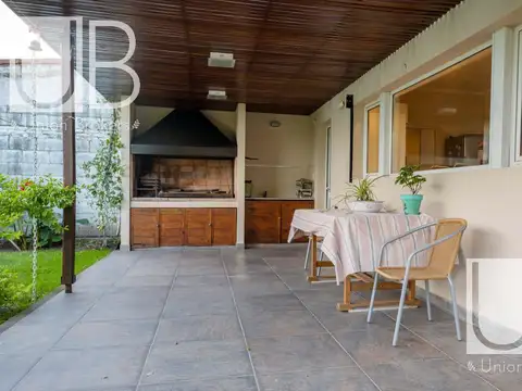 Casa 5 ambientes con 3 baños