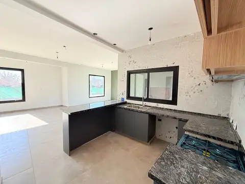 Casa 4 ambientes con 3 baños