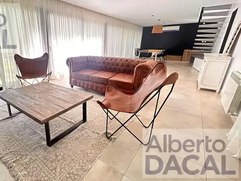 Casa en Alquiler con 2 cocheras