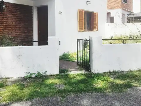 BV RONDEAU 3900 ( MARTIN FIERRO 501)EN ALQUILER  CASA EN ESQUINA  3 DORMITORIOS. B° LA FLORIDA 