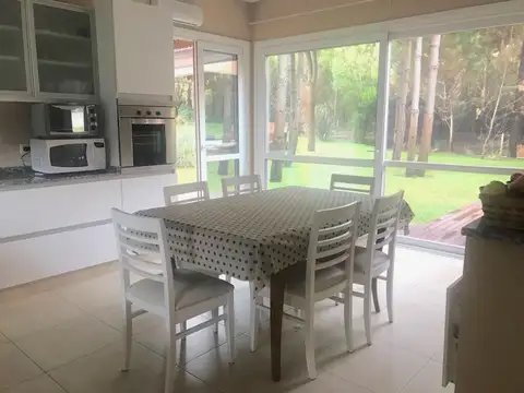 Casa 6 ambientes con 4 baños