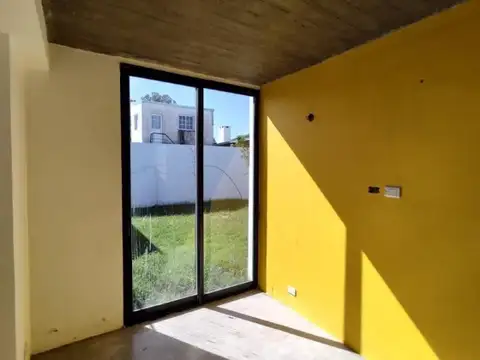 Casa Moderna De Dos Dormitorios, A Estrenar. Amplio Jardin