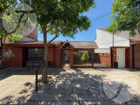 Oportunidad en Castelar Norte - Casa con segunda vivienda - Se Acepta Propiedad en Parte de Pago.