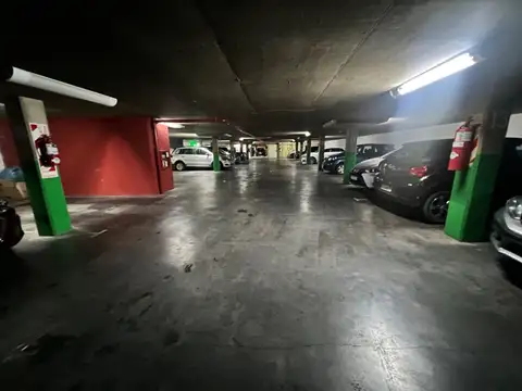 COCHERA CON PORTÓN ELECTRICO y SEGURIDAD 24