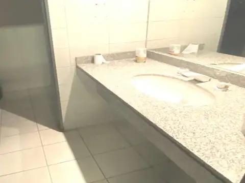 Oficina 2 ambientes con 5 baños