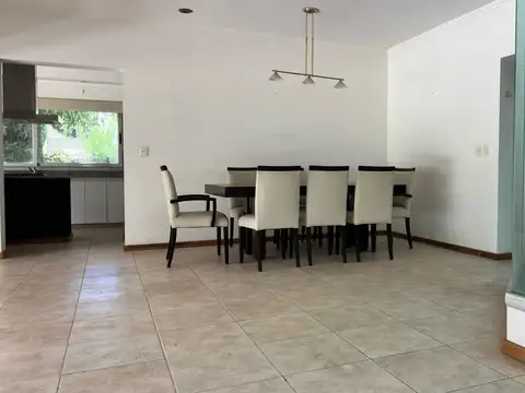 Casa en venta en barrio El Mirasol-4ambientes-Pileta-Lote Interno-Apto credito.